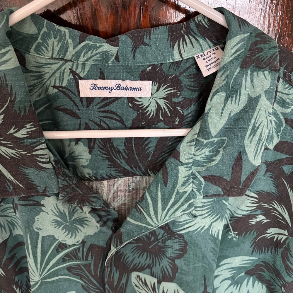 Tommy Bahama Men’s Green Hawaiian Tropical Short Sleeve 100% Silk Button Shirt - Picture 2 of 5